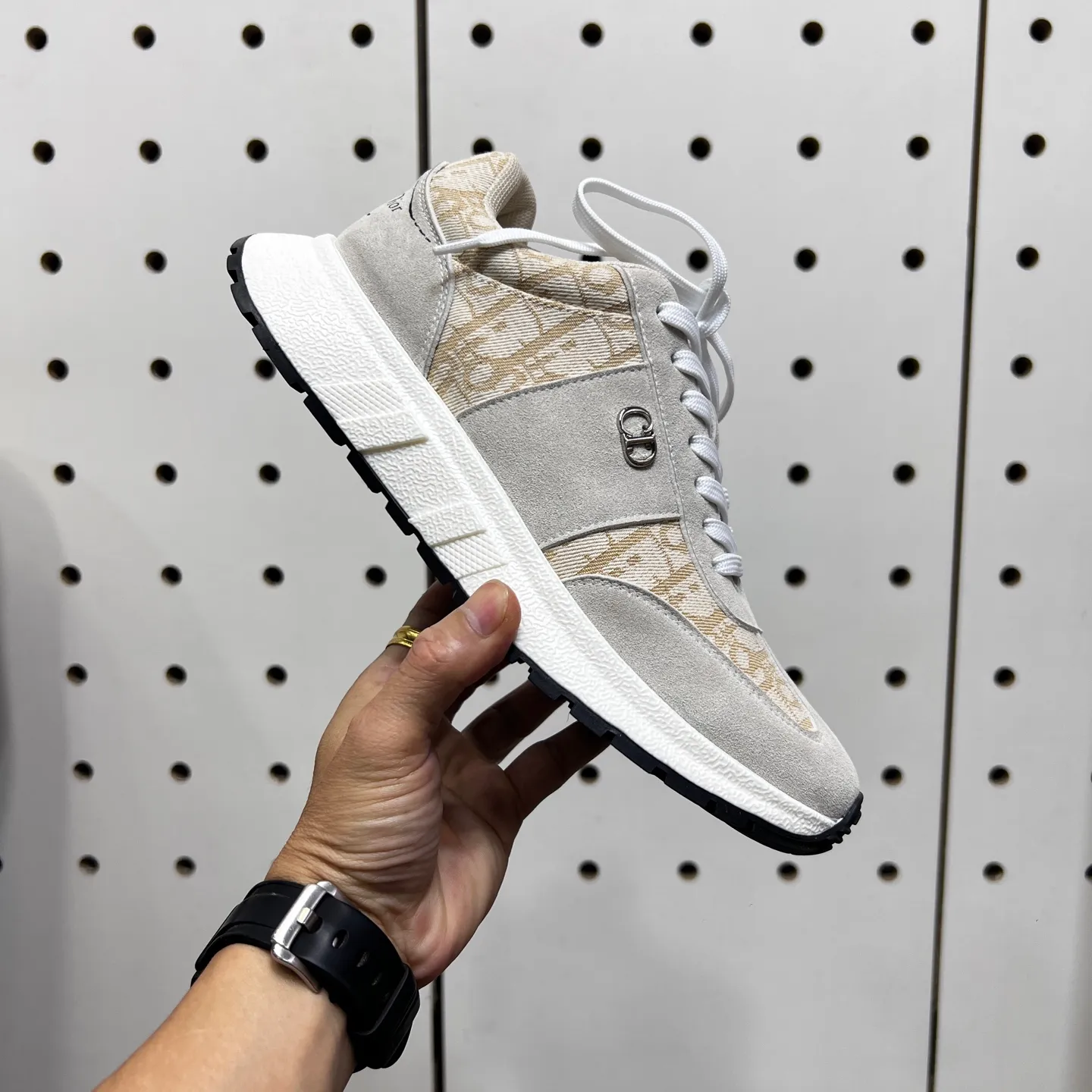 Factory price: 438💰【DIAo·Dior】Original quality.~ Unique modern style sneakers. 🏃A must-have casual shoe for trendy men😍😍 Original brand imported from Italy, imported original leather, sheep lining (refuses to discolor and grind feet) Sole: Original sole provided by the original factory, French lazy style design ⚠️Fit to the feet, original quality, super comfortable original sole. It’s like shooting the real thing 🎬The real thing is better, high-quality sneakers, size: 38-44, custom-made 45